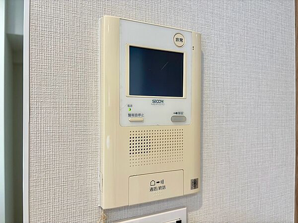 誰が来てもわかる様にモニター付きインターホンを設置。