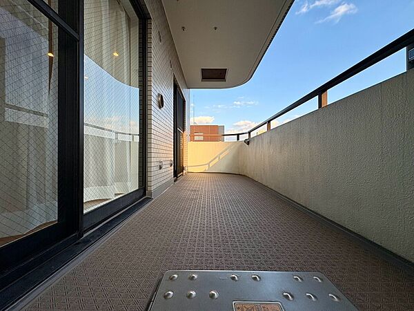 朝の澄んだ空気や、夕方に吹く清々しい風を感じられるバルコニー。