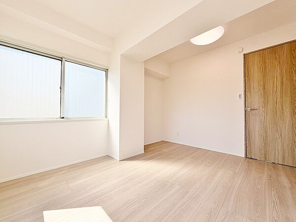 清かで艶やかな時間をもたらしてくれる室内です。