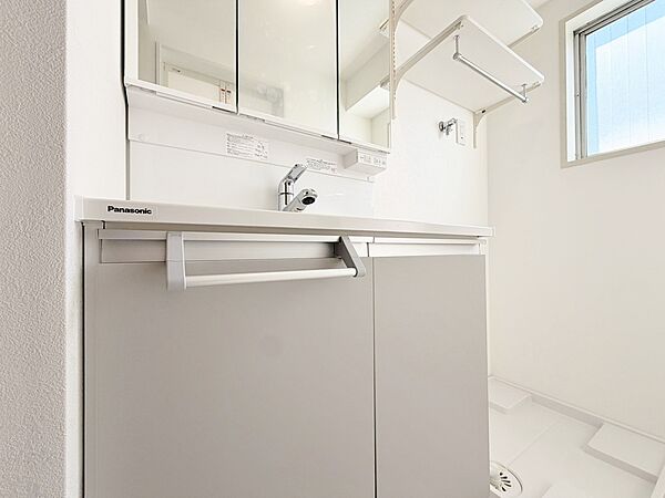 清潔感を感じられる洗面化粧台。