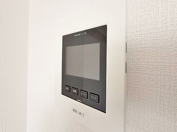 誰が来てもわかる様にモニター付きインターホンを設置。