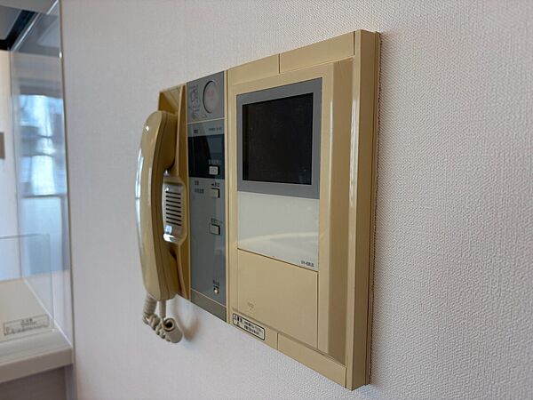 誰が来てもわかる様にモニター付きインターホンを設置。