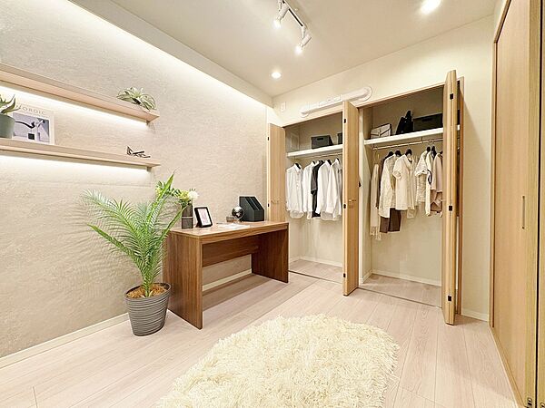 清かで艶やかな時間をもたらしてくれる室内です。