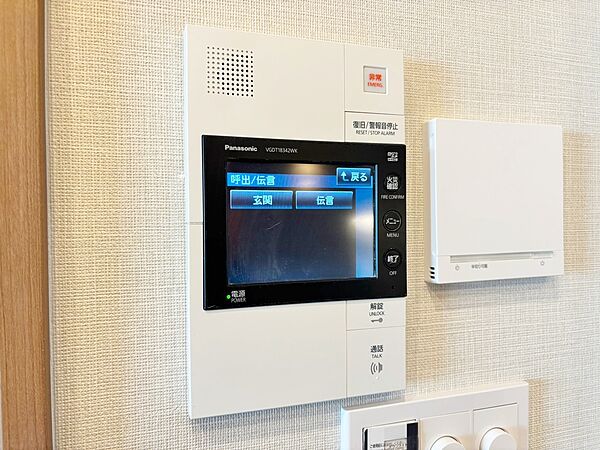 誰が来てもわかる様にモニター付きインターホンを設置。