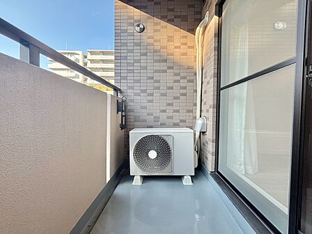 朝の澄んだ空気や、夕方に吹く清々しい風を感じられるバルコニー。