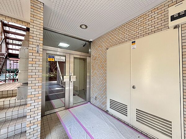 上質感漂う玄関アプローチです。