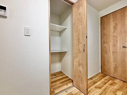 家電やスーツケース、ストック品など何でも片付く嬉しい空間です。