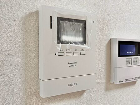 誰が来てもわかる様にモニター付きインターホンを設置。
