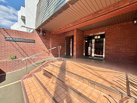 上質感漂う玄関アプローチです。