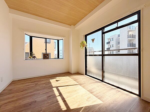 清かで艶やかな時間をもたらしてくれる室内です。