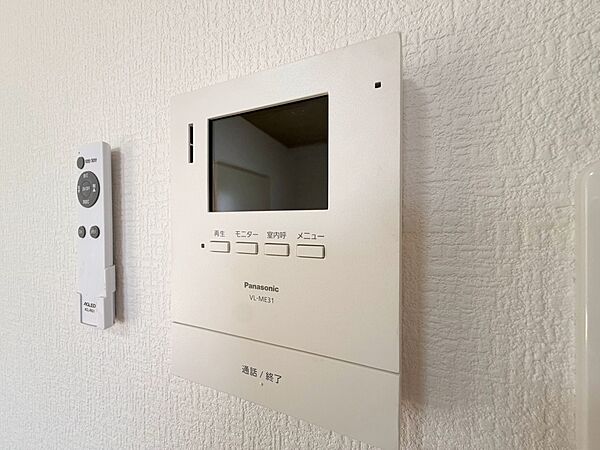 誰が来てもわかる様にモニター付きインターホンを設置。