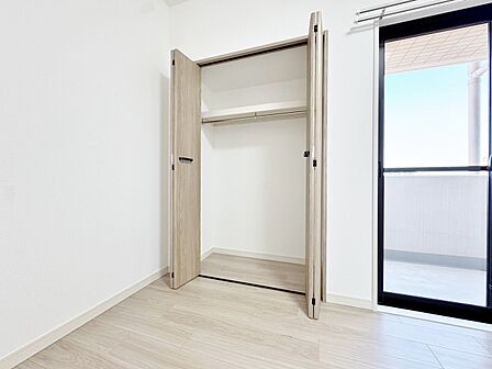 家電やスーツケース、ストック品など何でも片付く嬉しい空間です。