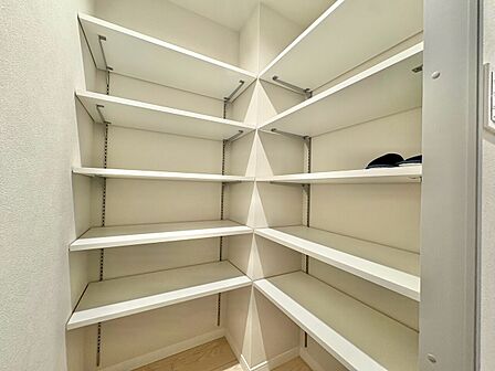 家電やスーツケース、ストック品など何でも片付く嬉しい空間です。