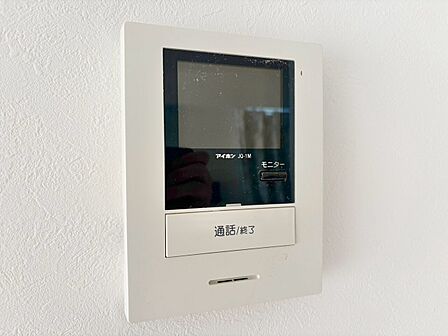 誰が来てもわかる様にモニター付きインターホンを設置。