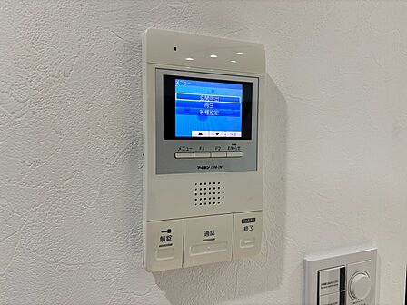 誰が来てもわかる様にモニター付きインターホンを設置。