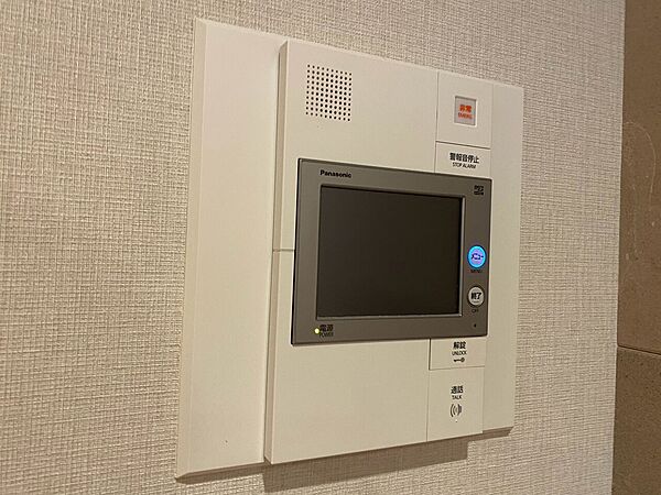 誰が来てもわかる様にモニター付きインターホンを設置。