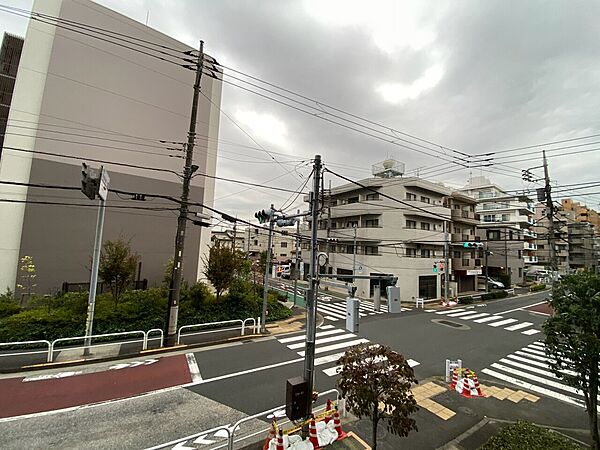 陽当たり・通風・開放感に恵まれた環境です。