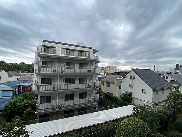 陽当たり・通風・開放感に恵まれた環境です。