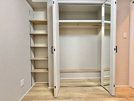 家電やスーツケース、ストック品など何でも片付く嬉しい空間です。