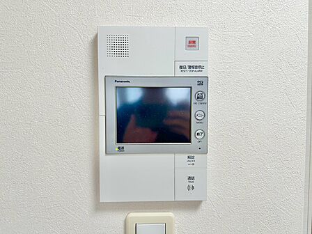誰が来てもわかる様にモニター付きインターホンを設置。