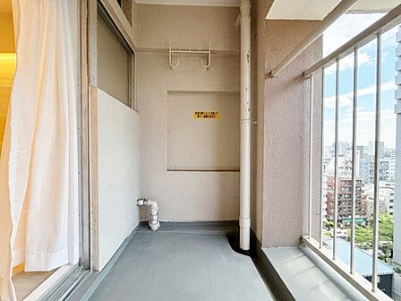 朝の澄んだ空気や、夕方に吹く清々しい風を感じられるバルコニー。