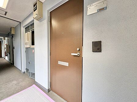 清潔感のある落ち着いた雰囲気の玄関です。