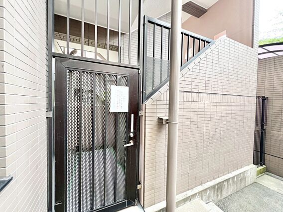 共用部の階段で...