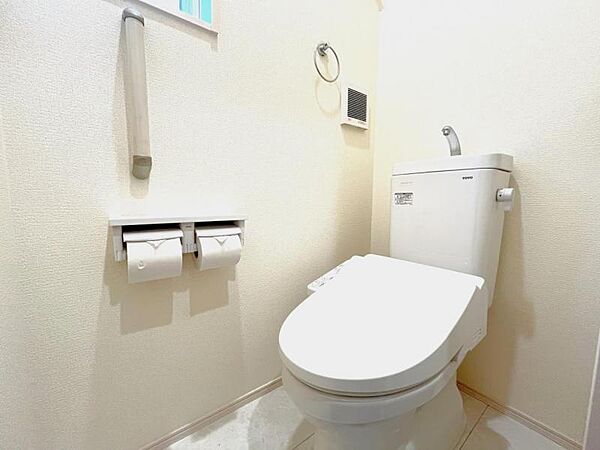 1階・2階それぞれにトイレがあります。夜中に階段の上り下りをしなくても良いのはうれしいですね。