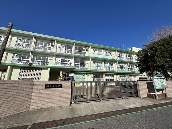 大宮小学校まで　300m　徒歩約4分●「教育目標」自ら考え自ら学ぶ子（知）友達や学校を大切にする子（徳）健康に気を付ける子（体）～自己肯定感を高め、よいよい人間関係を築く子供～