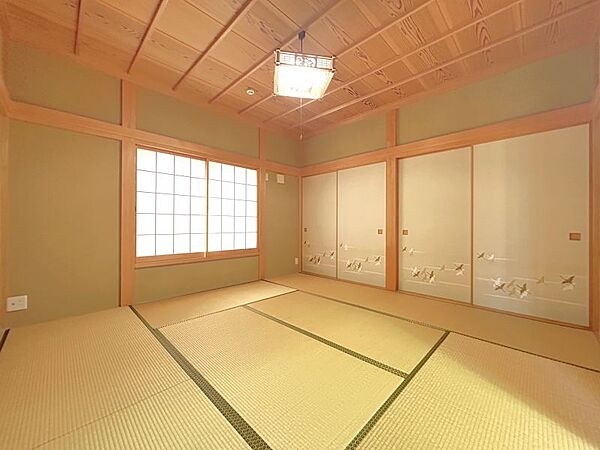 和室約8帖。来客時用、ご夫婦でのんびりお茶、お子様の昼寝など、使い方は多様。様々なシーンで使用できます。