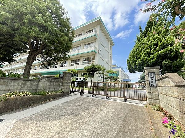 千葉市立若松中学校／徒歩約15分／約1200ｍ／校訓「愛校・自学・自立」教育目標「人間性豊かな心をもち、実践力のある生徒の育成」文化系4部、運動系12の部が活動しています。