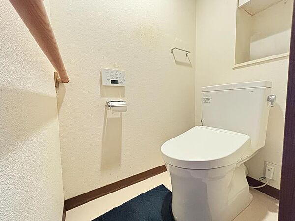 手すり付きのトイレはご年配の方にも安心です！