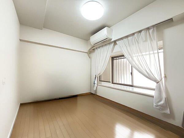 明るく開放的な洋室は、家具の配置もしやすく、多彩な使い方ができる快適な空間です！【※一部CG加工により残置物を除去しています。】