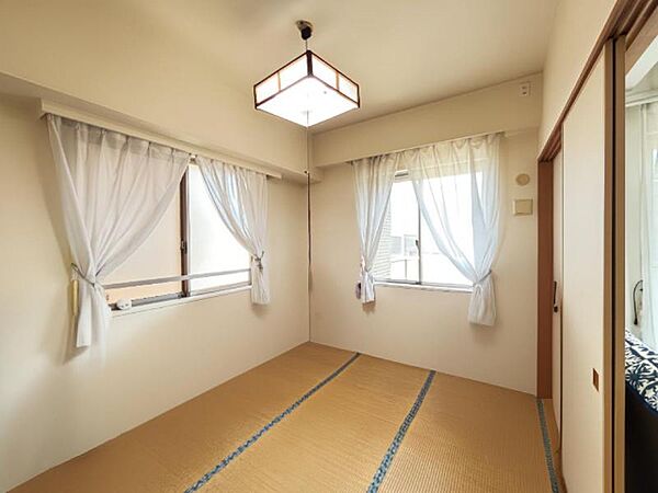 リビング横の和室は、お子さまの遊び場や来客時の客間としても便利♪家族のコミュニケーションが自然と深まる空間です！【※一部CG加工により残置物を除去しています。】