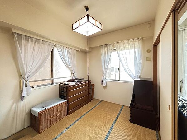 リビング横の和室は、お子さまの遊び場や来客時の客間としても便利♪家族のコミュニケーションが自然と深まる空間です！