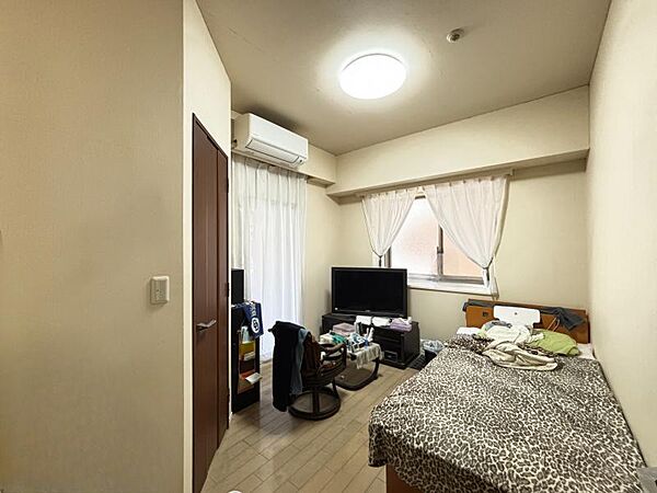 2方向から光が入る開放的な洋室。お部屋全体が明るく、爽やかな毎日を過ごせます！