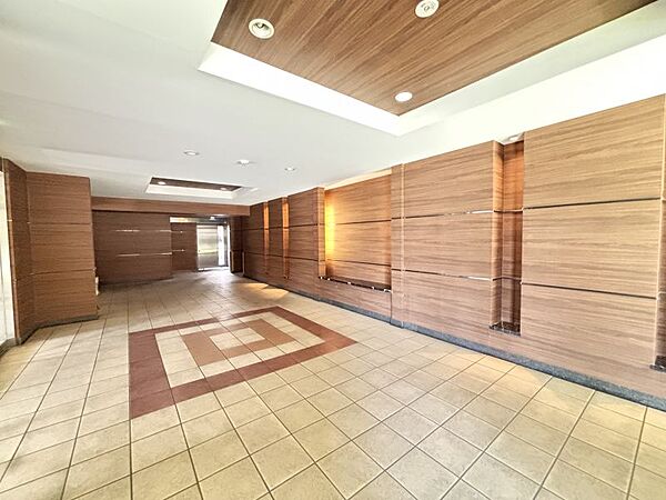 共用部のロビーは広々♪来客対応や待ち合わせ場所としても使えます♪