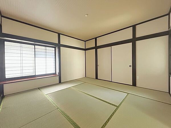 LDK横に和室があり用途様々に使用可能！押入もありお布団等も収納できます♪