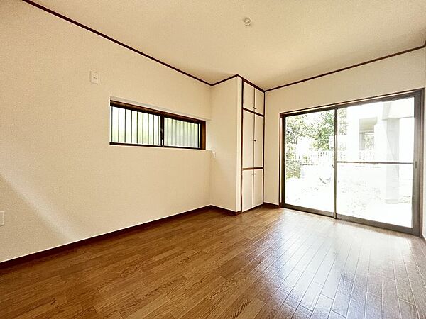 2面採光で明るく使いやすいお部屋！家具レイアウトがしやすい形です♪