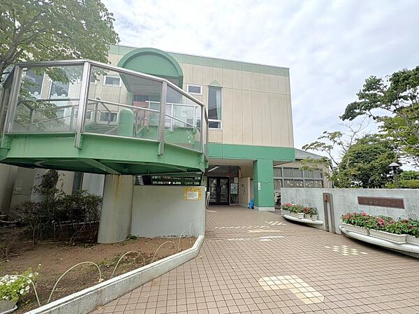 花水木幼稚園／徒歩約5分／約400ｍ●泉谷公園に近く、遊歩道もあり、入口近くに花水木の植えてある緑豊かな幼稚園です。館内は、全館冷暖房を完備し、開放感にあふれた教室です。