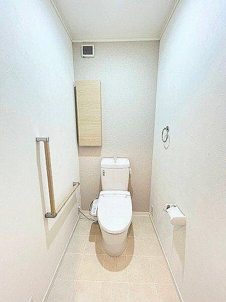 棚のあるトイレは掃除用品やトイレ備品を隠しておけるのでありがたいですね。