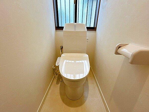 1階・2階それぞれにトイレがあります。夜中に階段の上り下りをしなくても良いのはうれしいですね。