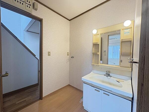 洗面からお化粧まで！忙しい朝の準備にぴったりな洗面化粧台付き♪