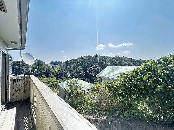 開放的なバルコニーは見晴らしもよく、太陽の温かな温もりをめいっぱい受け止めてくれます！