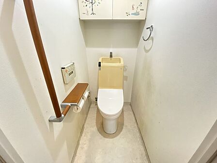 トイレには快適な温水洗浄便座付き！