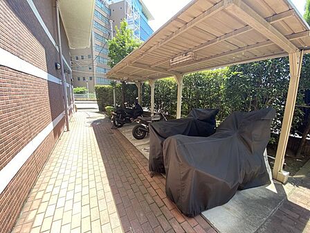 屋根付きバイク置き場です。