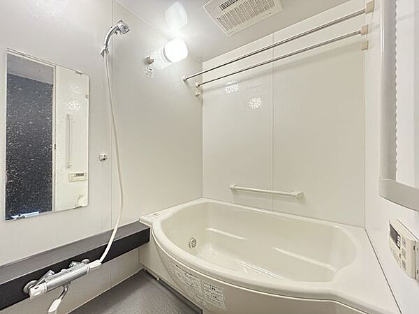 1日の疲れを癒すバスルーム♪いつでも温かいお風呂に入っていただける追い焚き機能付きです◎