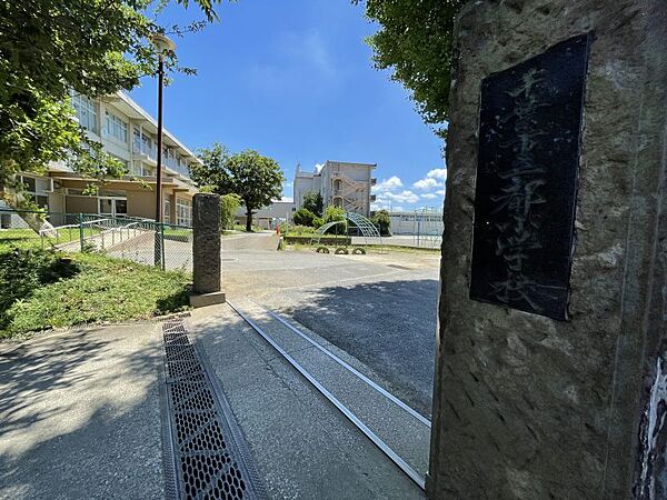 千葉市立都小学校／徒歩約11分／約880ｍ●令和4年度創立150周年を迎える千葉市で最も歴史と伝統のある学校の一つです。地域を見渡すことができる小高い丘の上に建っています。