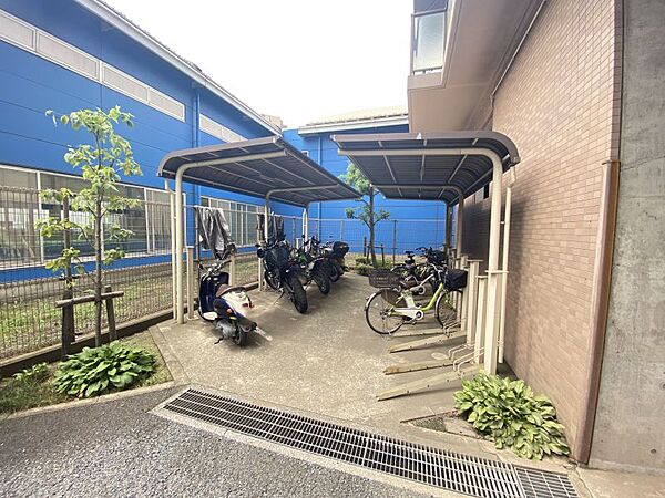 自転車置き場とバイク置場です！屋根があるので、ぬれないのがいいですね◎