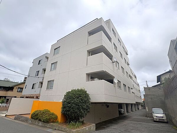 お買い物施設が徒歩5分圏内で周辺施設が充実しています♪